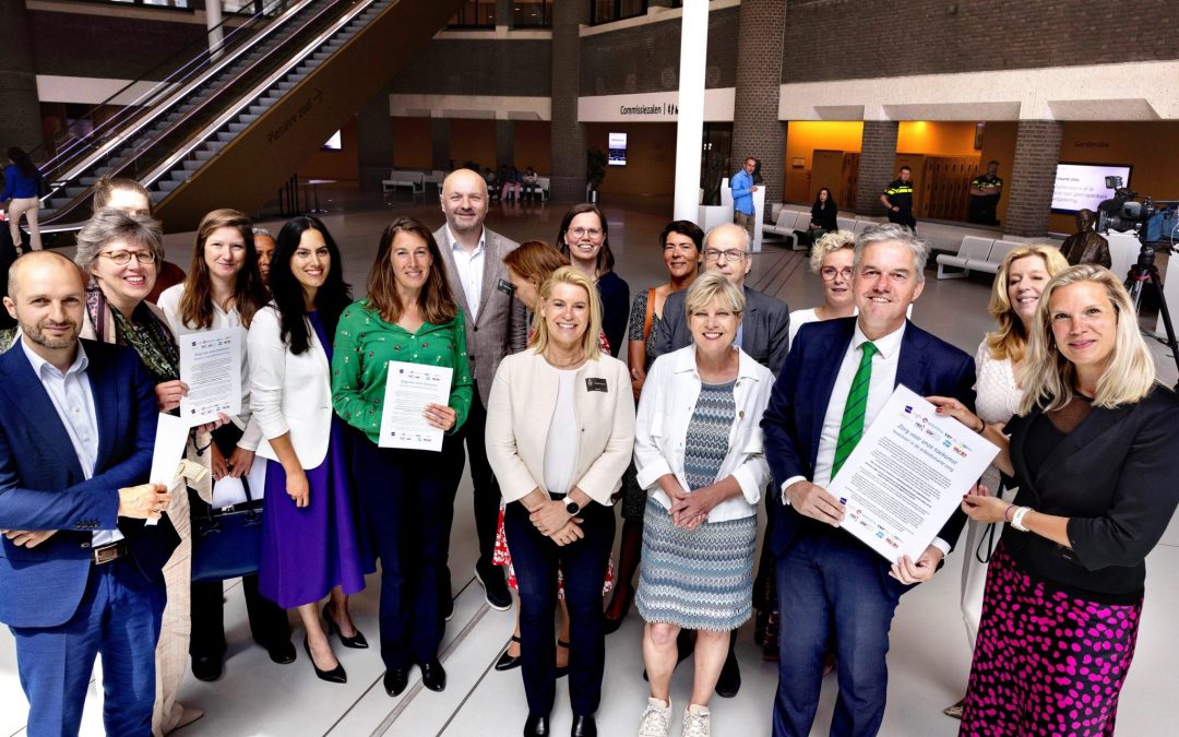 Gezamenlijke oproep vakbonden en werkgevers: ‘Investeer nu in zorgprofessionals’